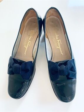 Salvatore Ferragamo Vara Navy/Black Patent Leather Navy Bow Ribbon Loafers